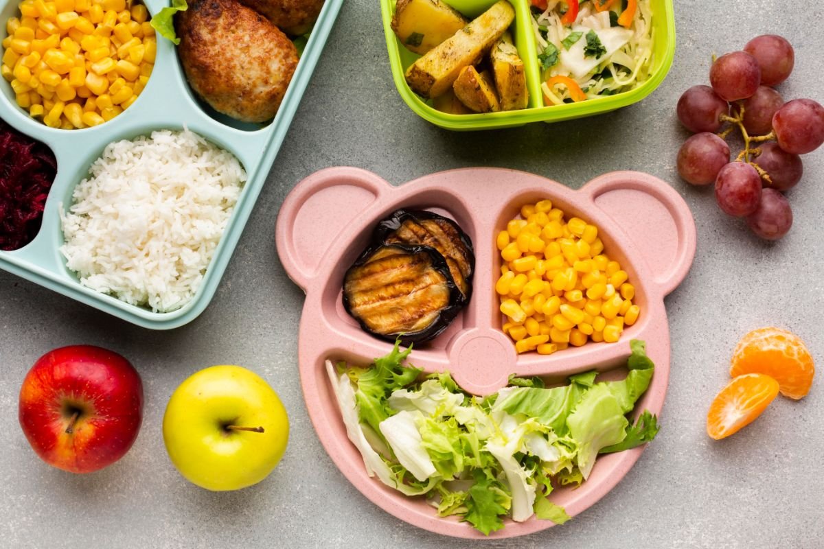 prato infantil com comidas saudaveis