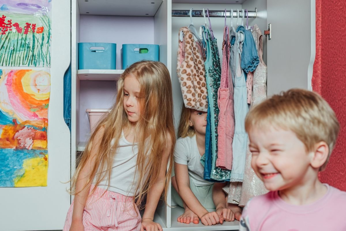 criancas organizando guarda roupa inteligente