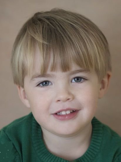 Corte de cabelo infantil para um menino. penteado elegante e moderno.  cuidados com o cabelo da criança. cabelo curto.