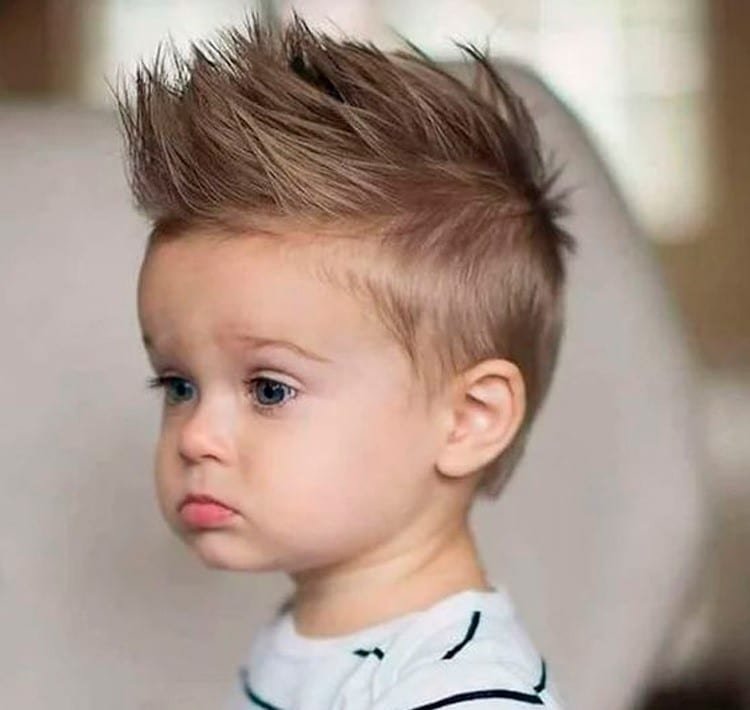 Corte de cabelo infantil para um menino. penteado elegante e moderno.  cuidados com o cabelo da criança. cabelo curto.