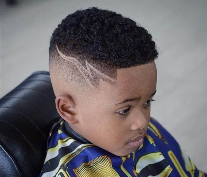 Corte de cabelo infantil para um menino. penteado elegante e moderno.  cuidados com o cabelo da criança. cabelo curto.