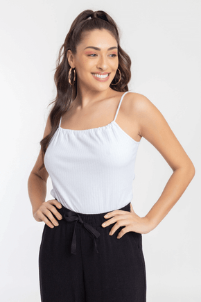 blusa alcinha canelada com frufru branca frente