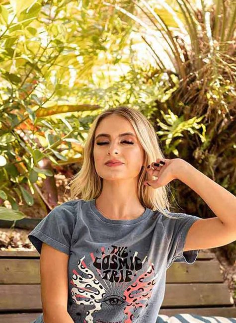 T-shirt Feminina Cosmic Trip Chumbo T-shirt Feminina Cosmic Trip Chumbo
