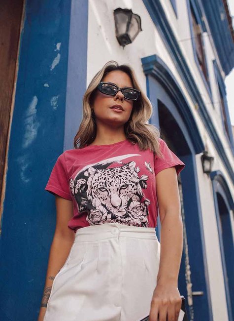 T-shirt Feminina Onça Mística Bordô T-shirt Feminina Onça Mística Bordô