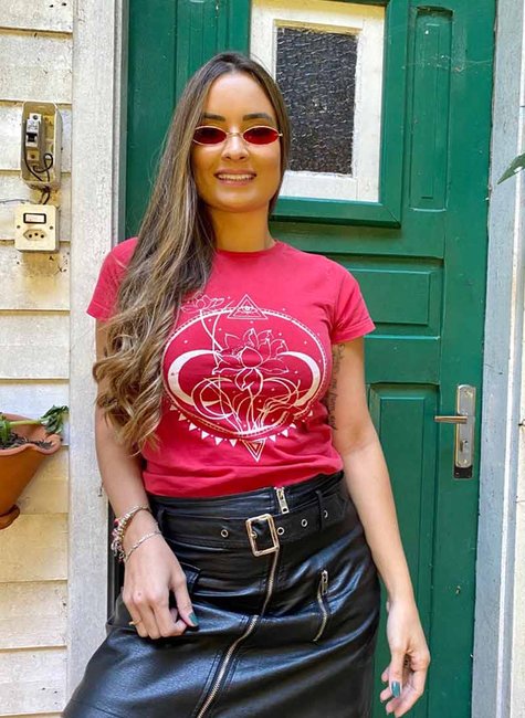 T-shirt Feminina Lótus Vermelha T-shirt Feminina Lótus Vermelha
