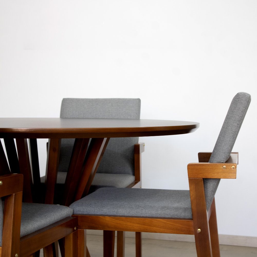 mesa de jantar redonda 120cm preta cecilia amadeirada com 4 cadeiras estofadas isabela cinza 5