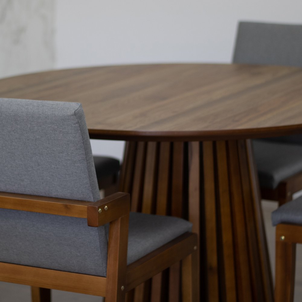 mesa de jantar redonda 120cm natural cecilia amadeirada com 4 cadeiras estofadas isabela cinza 4