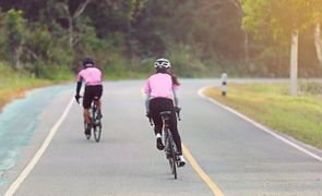 mulheres praticando ciclismo para ter os benefícios de andar de bicicleta