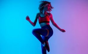 mulher com roupas neon fitness