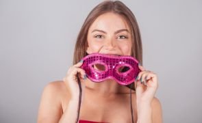 garota segurando máscara de carnaval