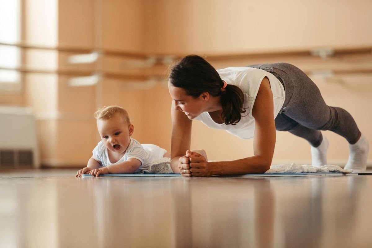 mamae fazendo exercicios ao lado de seu bebe