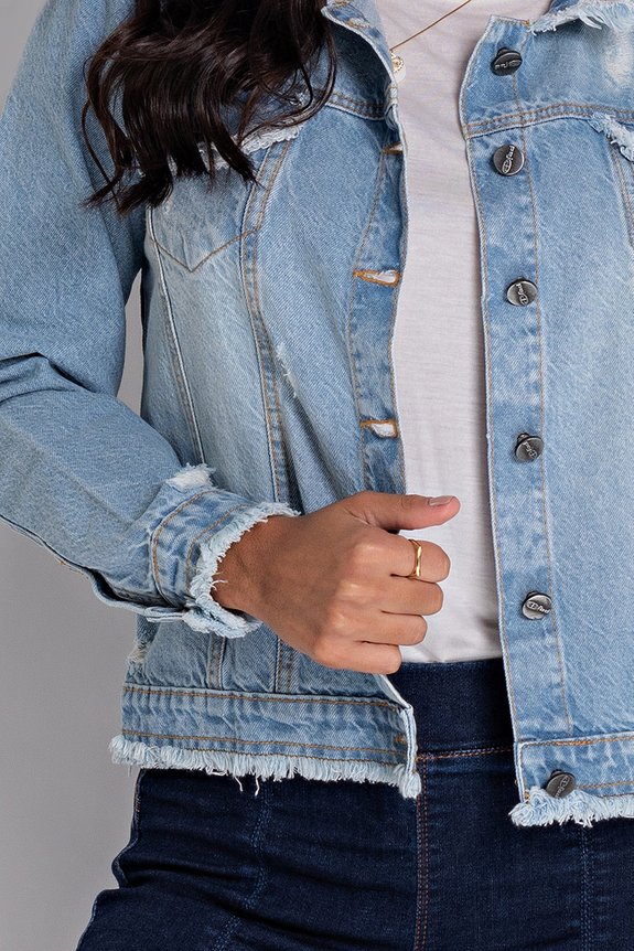 Jaqueta Jeans Feminina com Puídos em Jeans Claro Jaqueta Jeans Feminina com Puídos em Jeans Claro