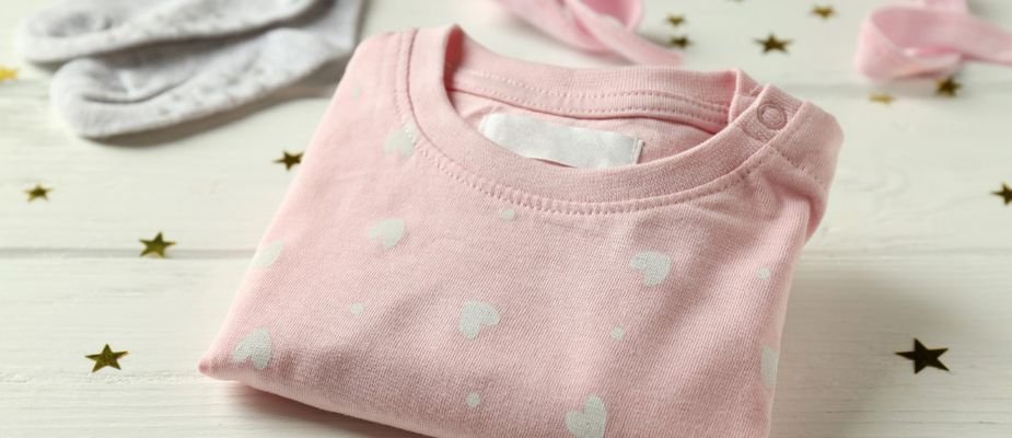 As primeiras roupas de bebê menina: Como não errar na hora de comprar o enxoval!