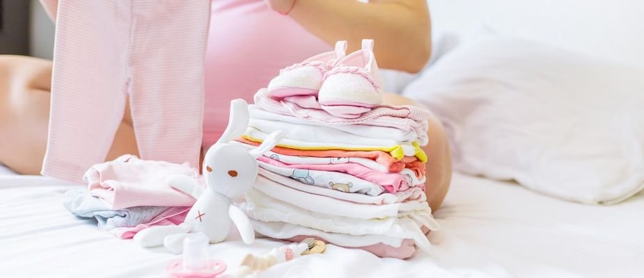 Bebê menina: 5 peças que não podem faltar no guarda-roupas.
