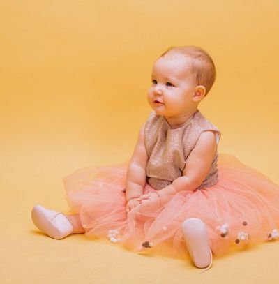 bebe menina com vestido de princesa
