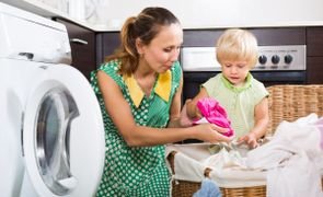 mae e filho lavando roupas de criancas