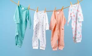 roupas de bebê penduradas para secar