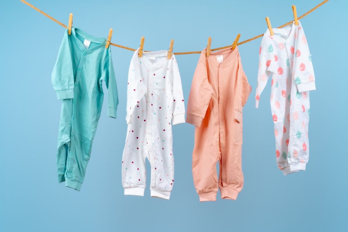 roupas de bebe penduradas para secar