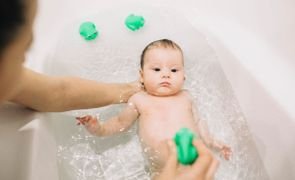 recém-nascido tomando banho