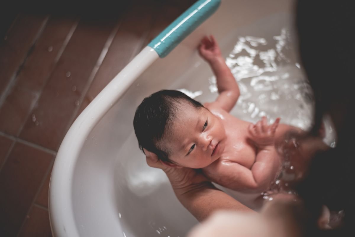 mamãe descobrindo como dar banho em recém-nascido