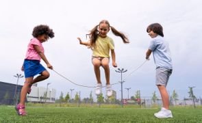 crianças brincando de pular corda