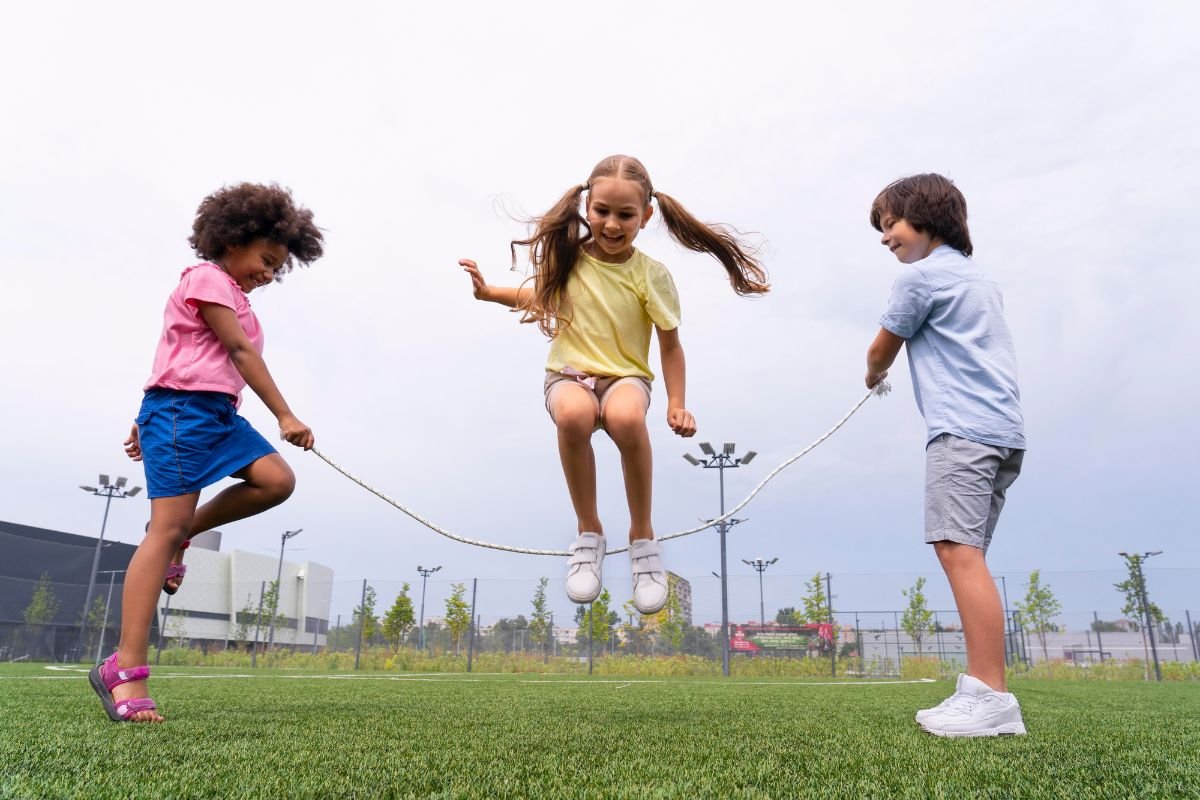 crianças brincando de pular corda