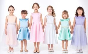 crianças com diversos modelos de vestidos infantis