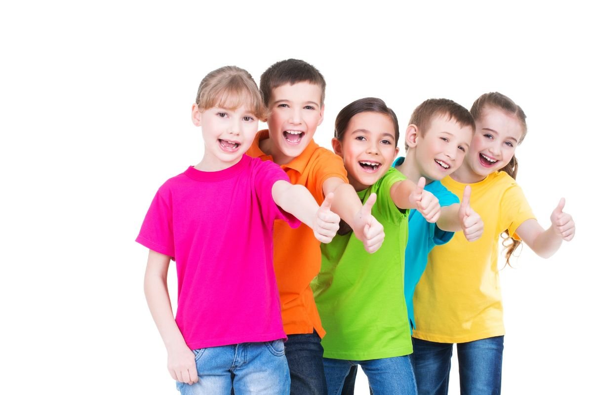 crianças com camisetas infantis coloridas