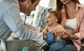 médico verificando a saúde infantil de bebê