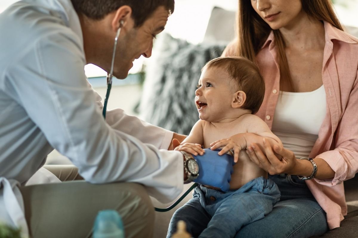 medico verificando a saude infantil de bebe