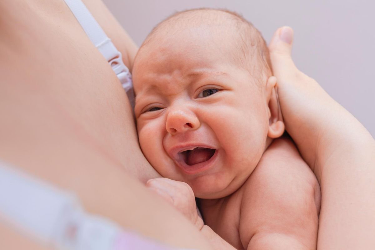 bebê chorando com cólica