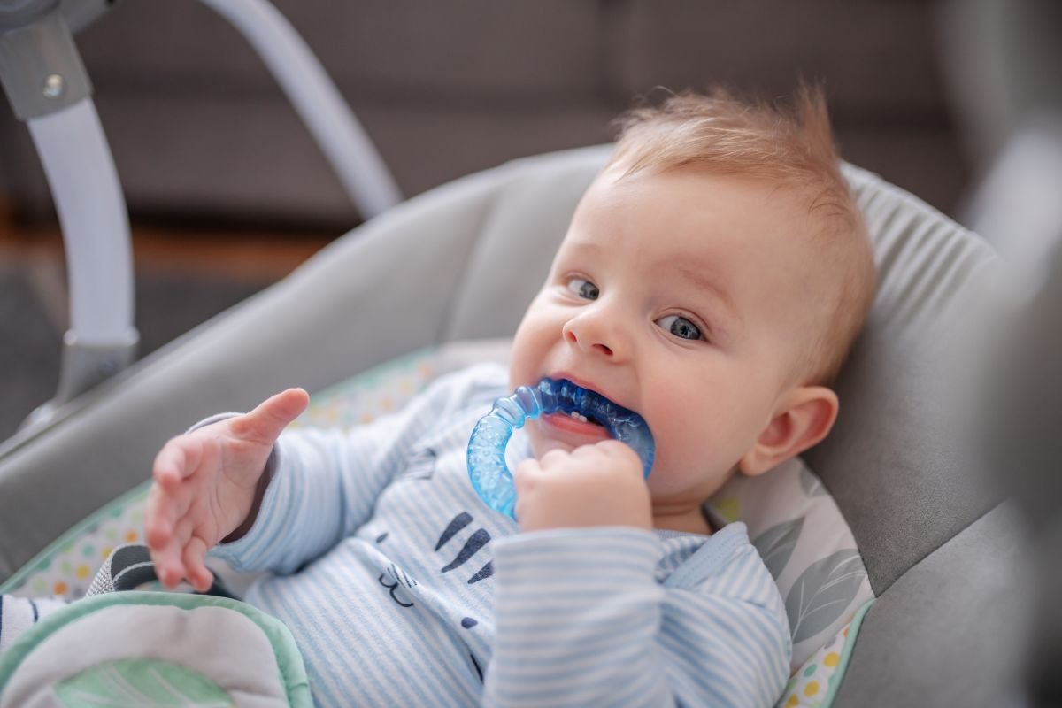 bebê mordendo brinquedo para aliviar dores da dentição infantil