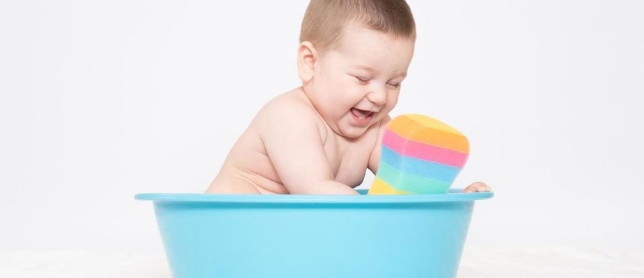 Banho de balde no bebê: você sabe o que é e os benefícios do ofurô?
