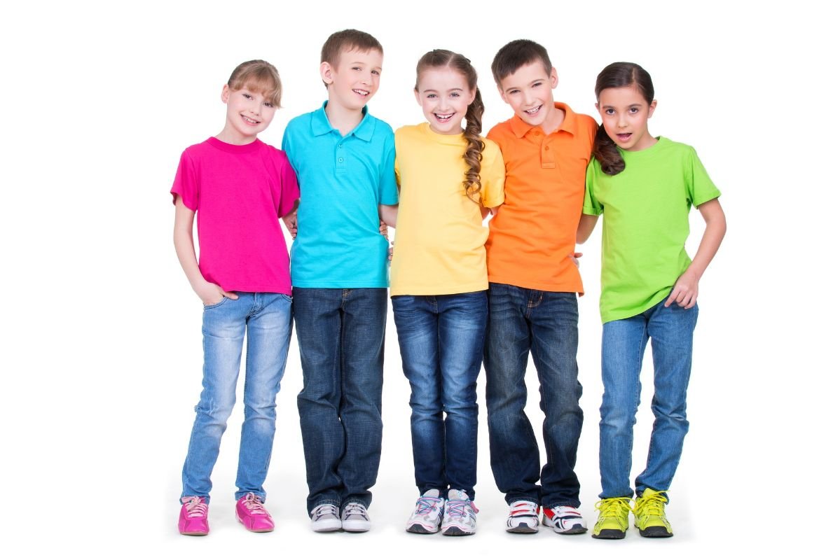 criancas com roupas coloridas