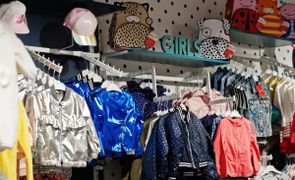 roupas infantis expostas para compras inteligentes