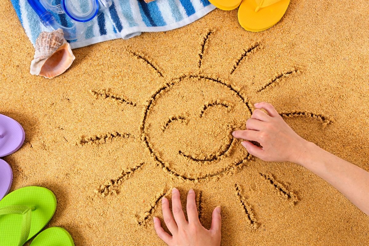 desenho de sol na areia da praia