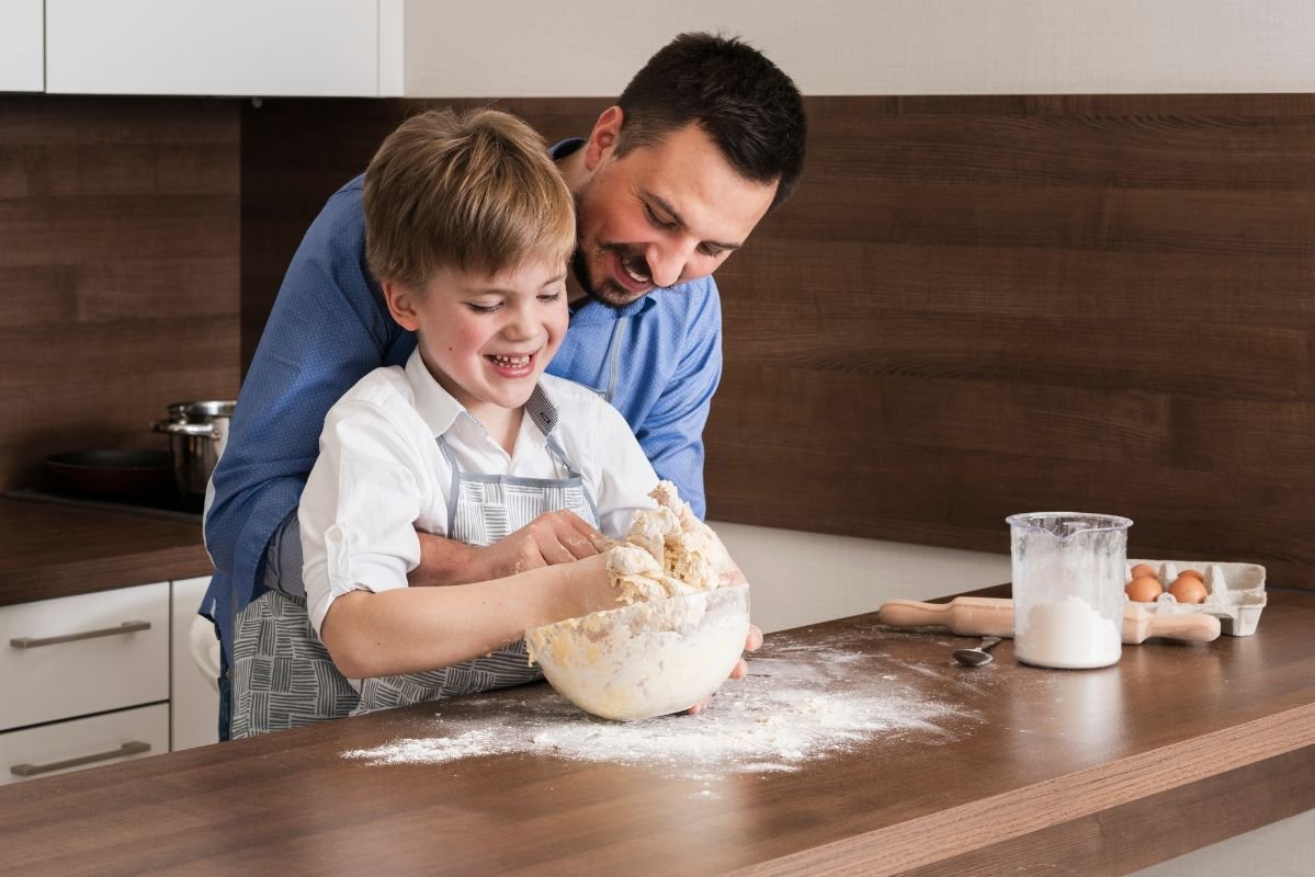 pai e filho preparando um bolo