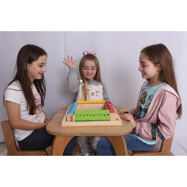 Jogo de tabuleiro de madeira, 4 jogadores fecham o jogo de dados