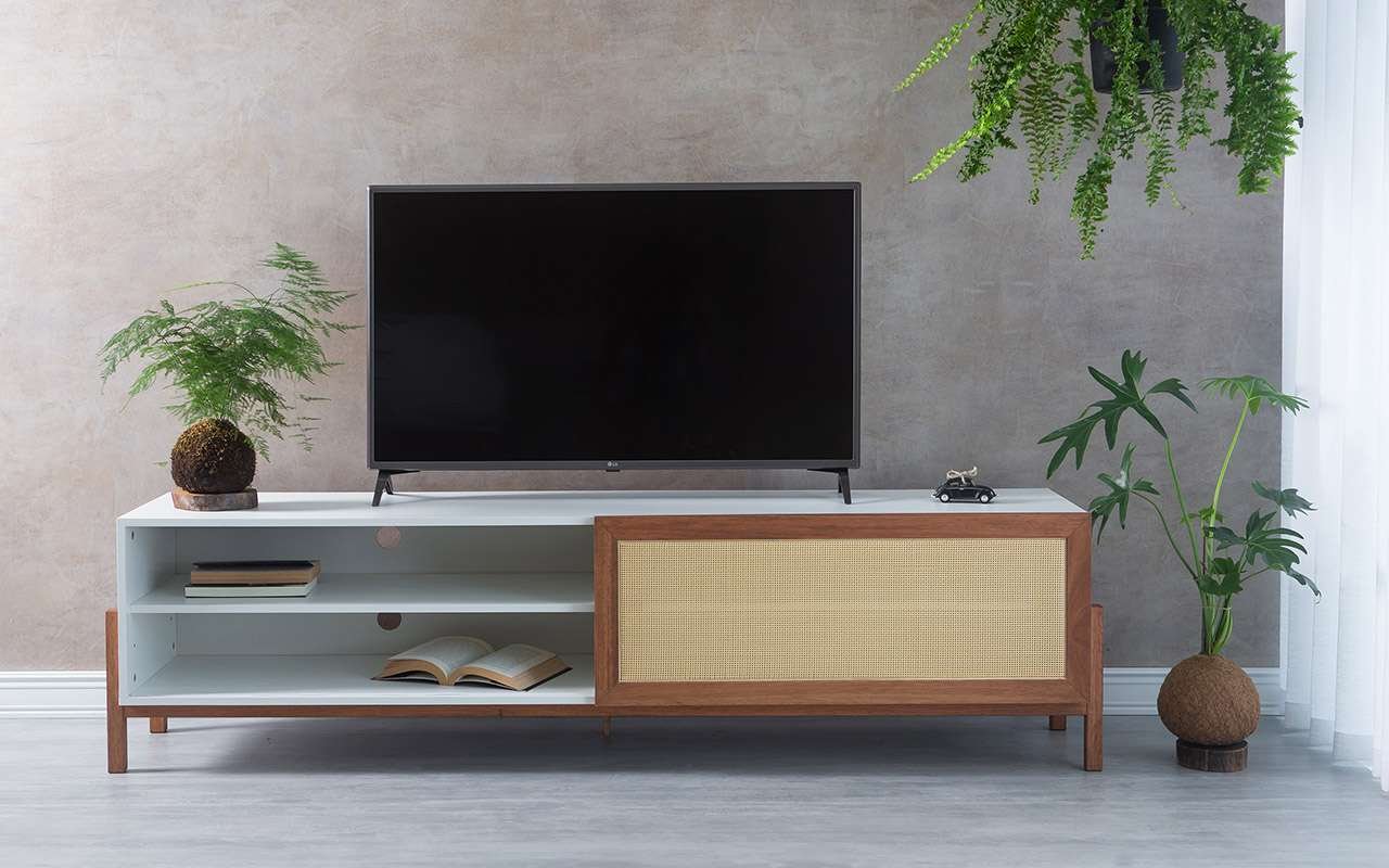 Rack Sala de TV Branco Eric 180 cm MDF Branco e Madeira JT com Palhinha