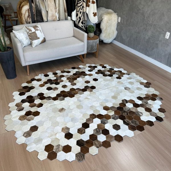 01-tapete-de-couro-hexagonal-formato-oval-marrom-exotico-e-branco-placas-12cm-sob-medida