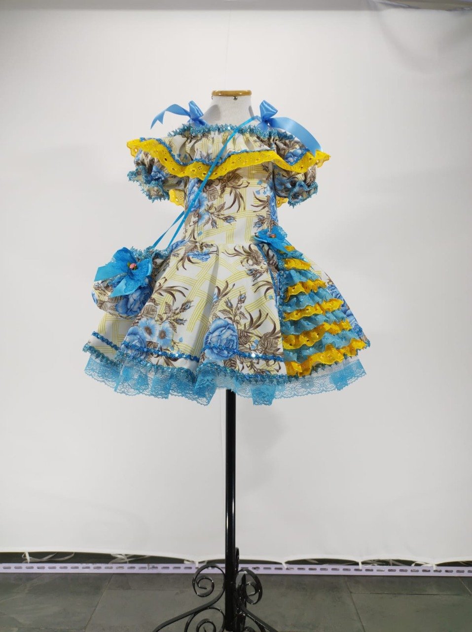 Vestido de Festa Junina Luxo Azul Floral com Amarelo + Bolsinha Vestido de Festa Junina Luxo Azul Floral com Amarelo + Bolsinha