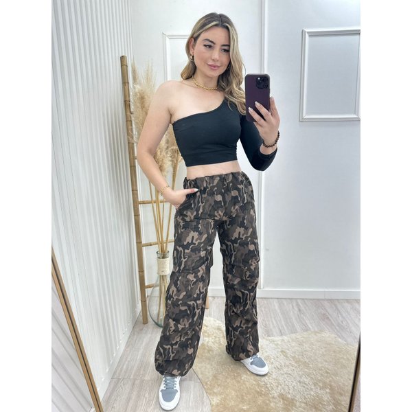 Calça camuflada deals e cropped