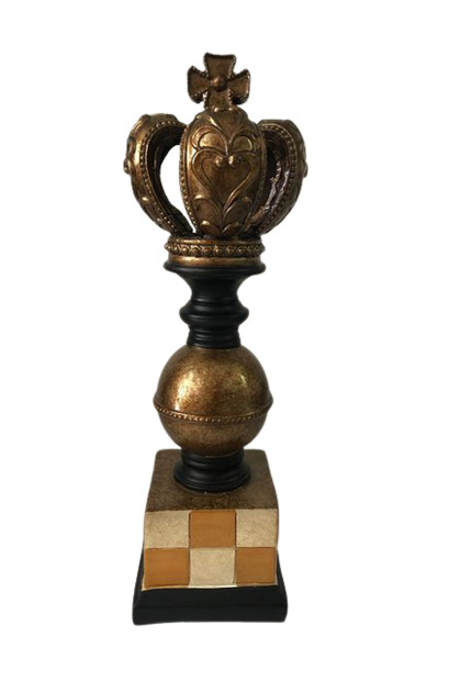 Rei xadrez dourado em pé no tabuleiro de xadrez