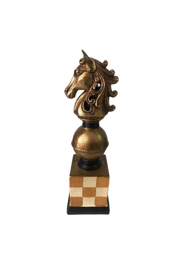 Peça de cavalo dourada de xadrez no tabuleiro.
