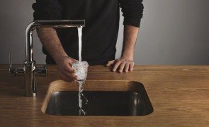 pegando água em torneira com purificador