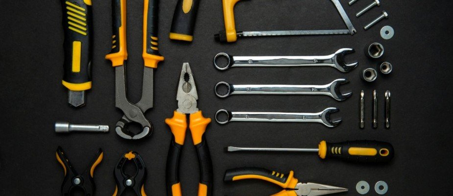 Tipos de ferramentas manuais: Martelo, alicate, chaves e mais.