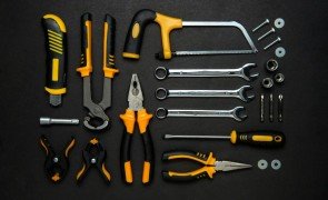 bancada com vários tipos de ferramentas manuais