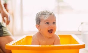 como dar banho no bebe