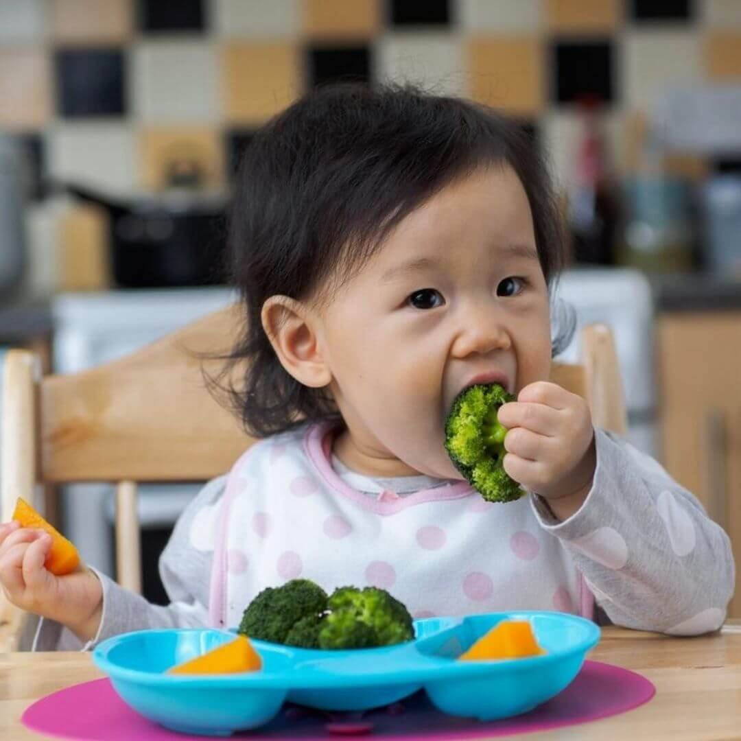 crianca comendo legumes
