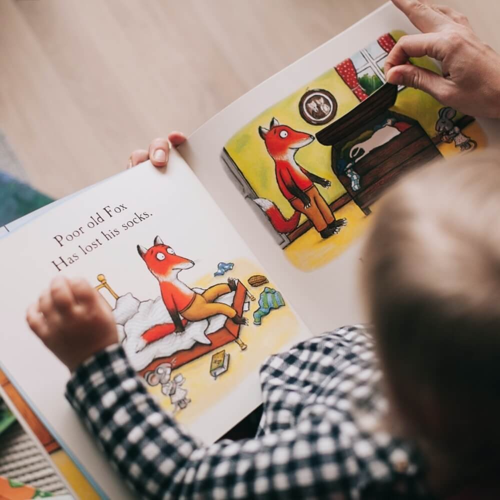 Criança com Livro Interativo